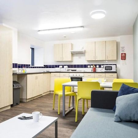Small Double Ensuite Room Next To The City Centre Leeds  Buitenkant foto